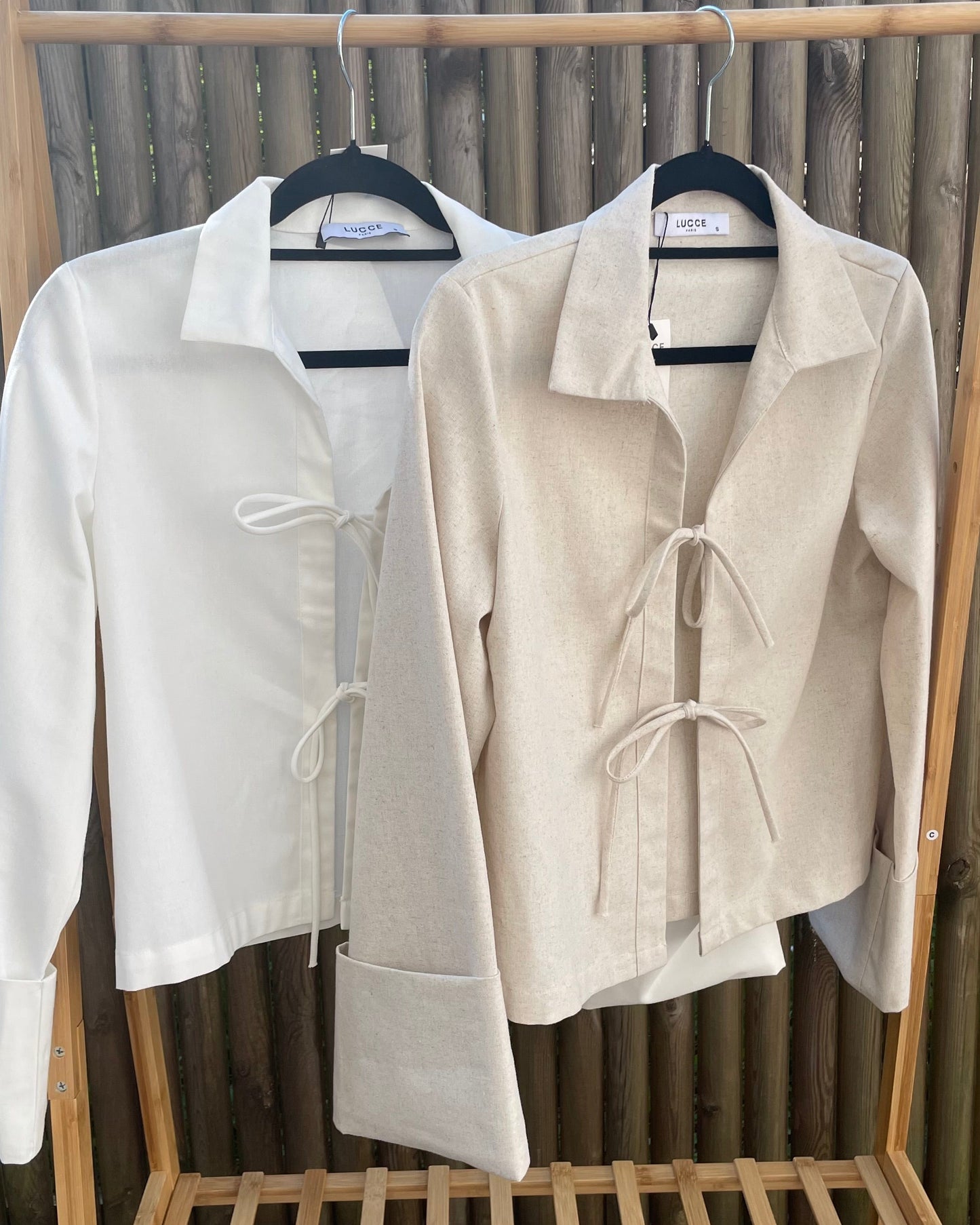 Blouse beige en coton-lin à manches longues avec poignets larges. Coupe droite légèrement courte avec des liens à nouer à l’avant.