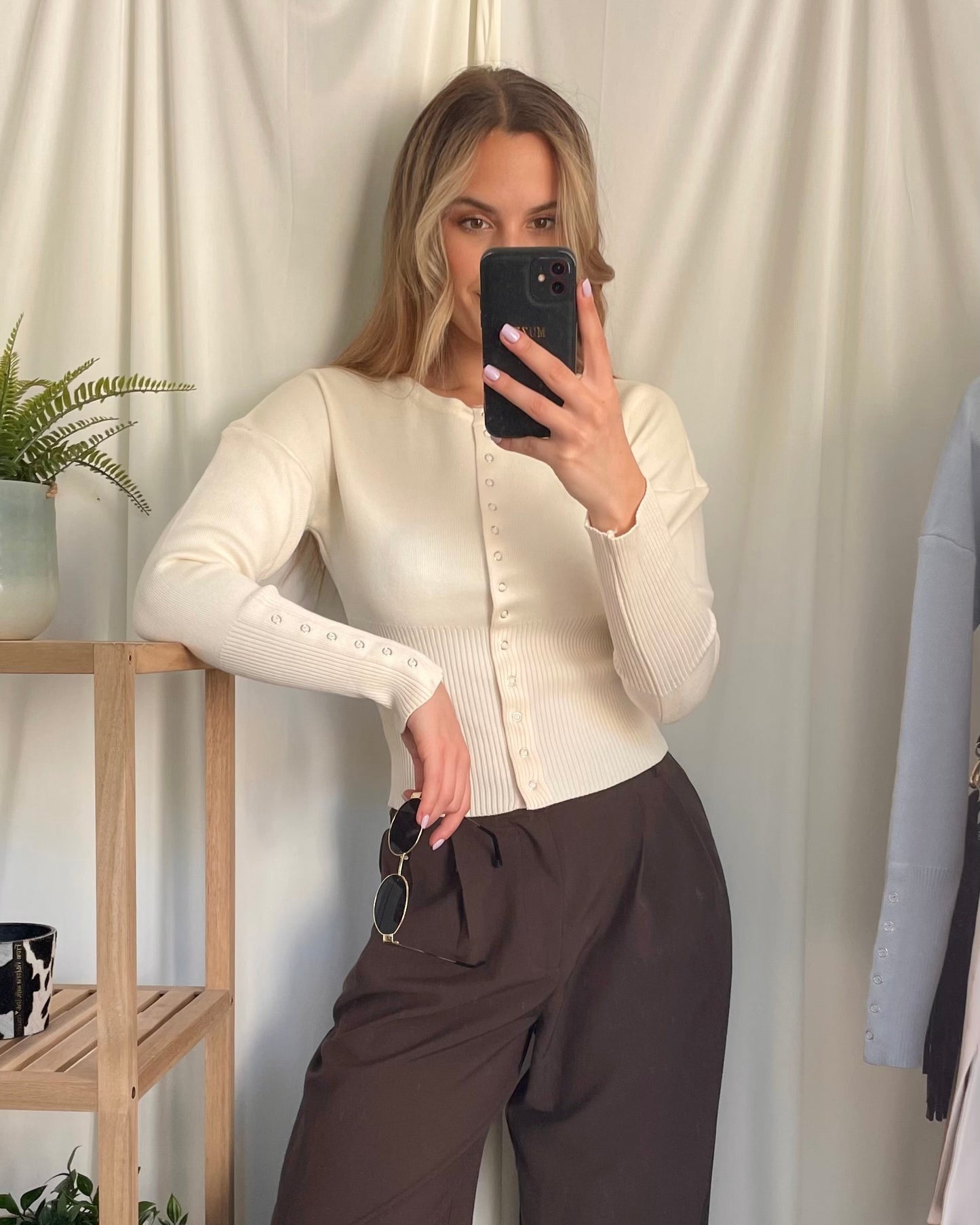 Cardigan jaune pastel en maille texturée avec un côté rond et une fermeture à boutons devant