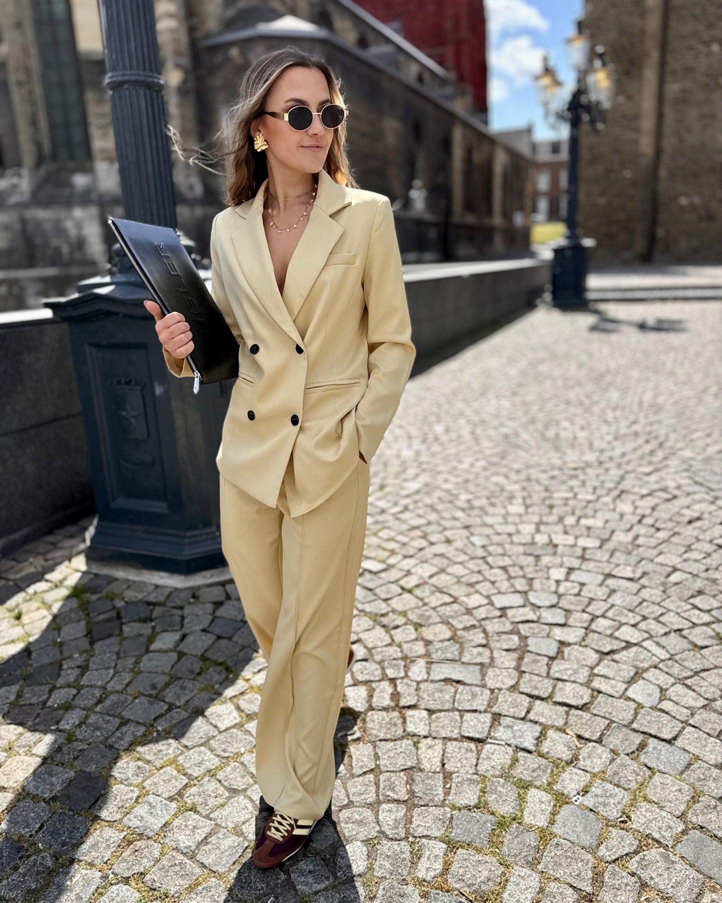 Pantalon jaune pastel de tailleur. Coupe longue et droite. Matière douce et légère.