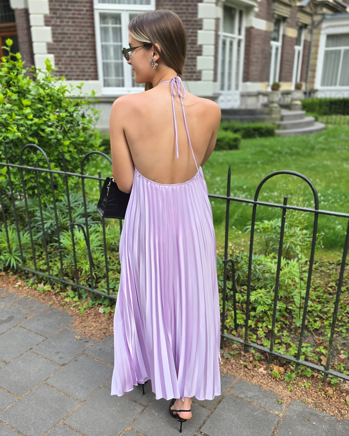 Robe longue mauve plissée avec dos nus. Se noue à la nuque. Effet satiné.