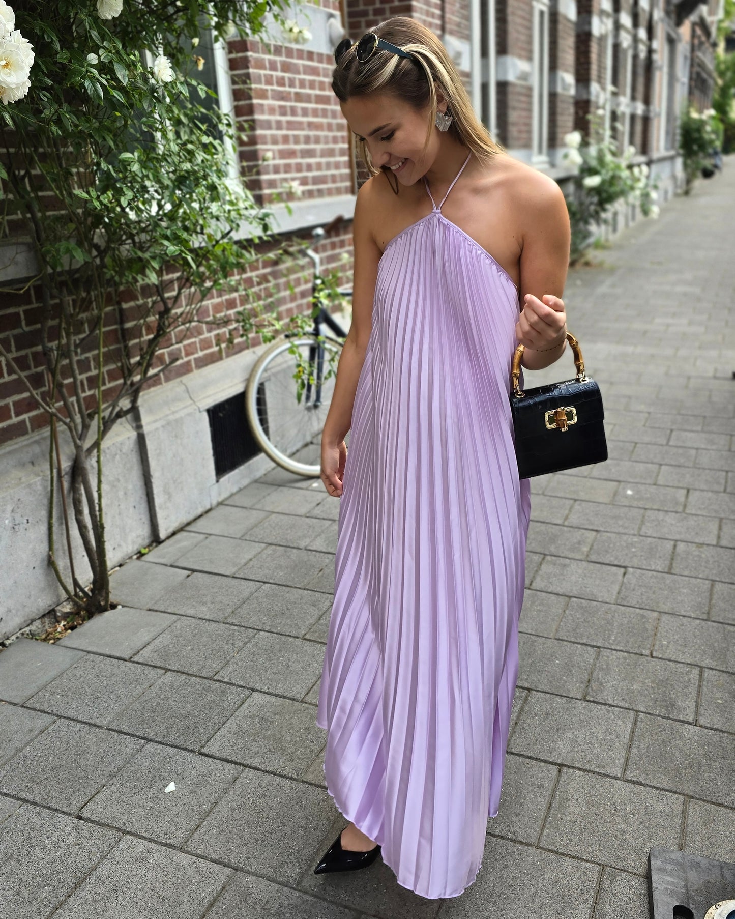 Robe longue mauve plissée avec dos nus. Se noue à la nuque. Effet satiné.