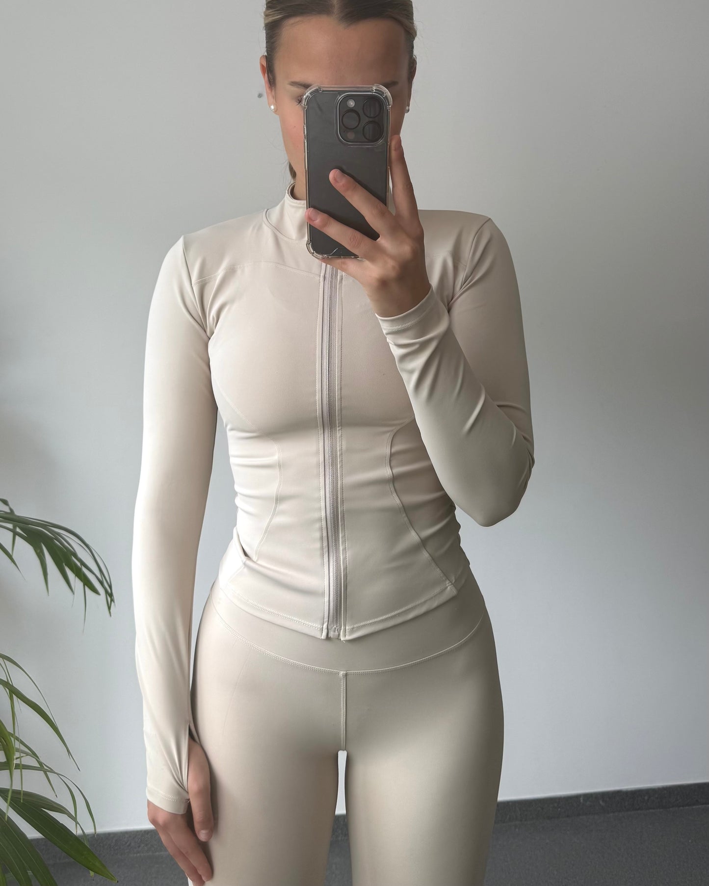 Femme en ensemble beige MUZE, coupe flatteuse et matière douce, idéale pour bouger avec style.