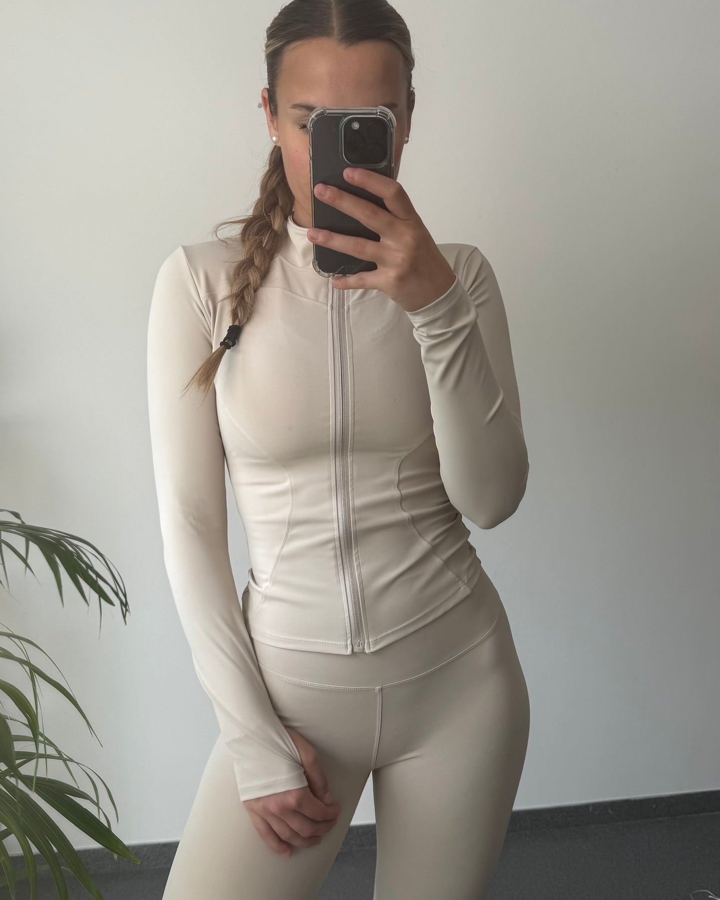 Femme en ensemble beige MUZE, coupe flatteuse et matière douce, idéale pour bouger avec style.