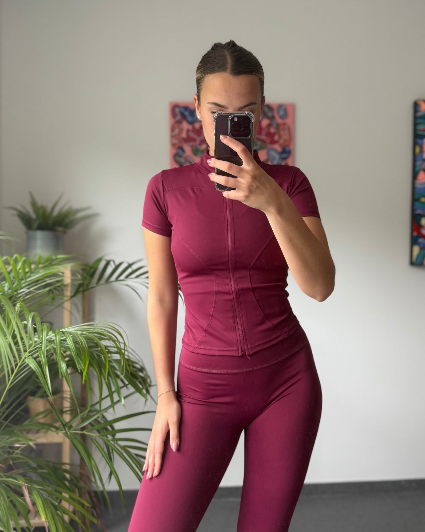 Ensemble de pilate bordeaux. Haut à manche courte aimée. Pantalon évasée avec ceinture gainante