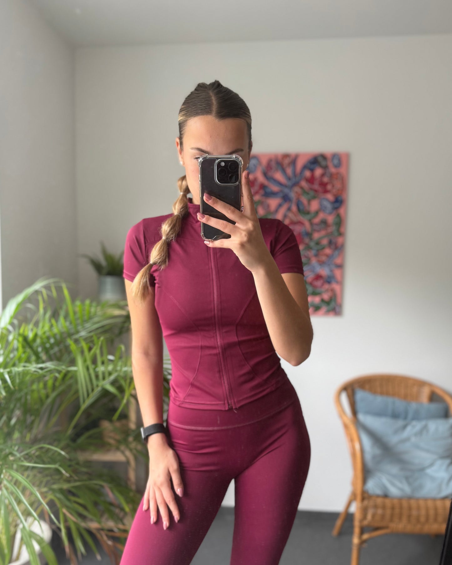 Ensemble de pilate bordeaux. Haut à manche courte aimée. Pantalon évasée avec ceinture gainante