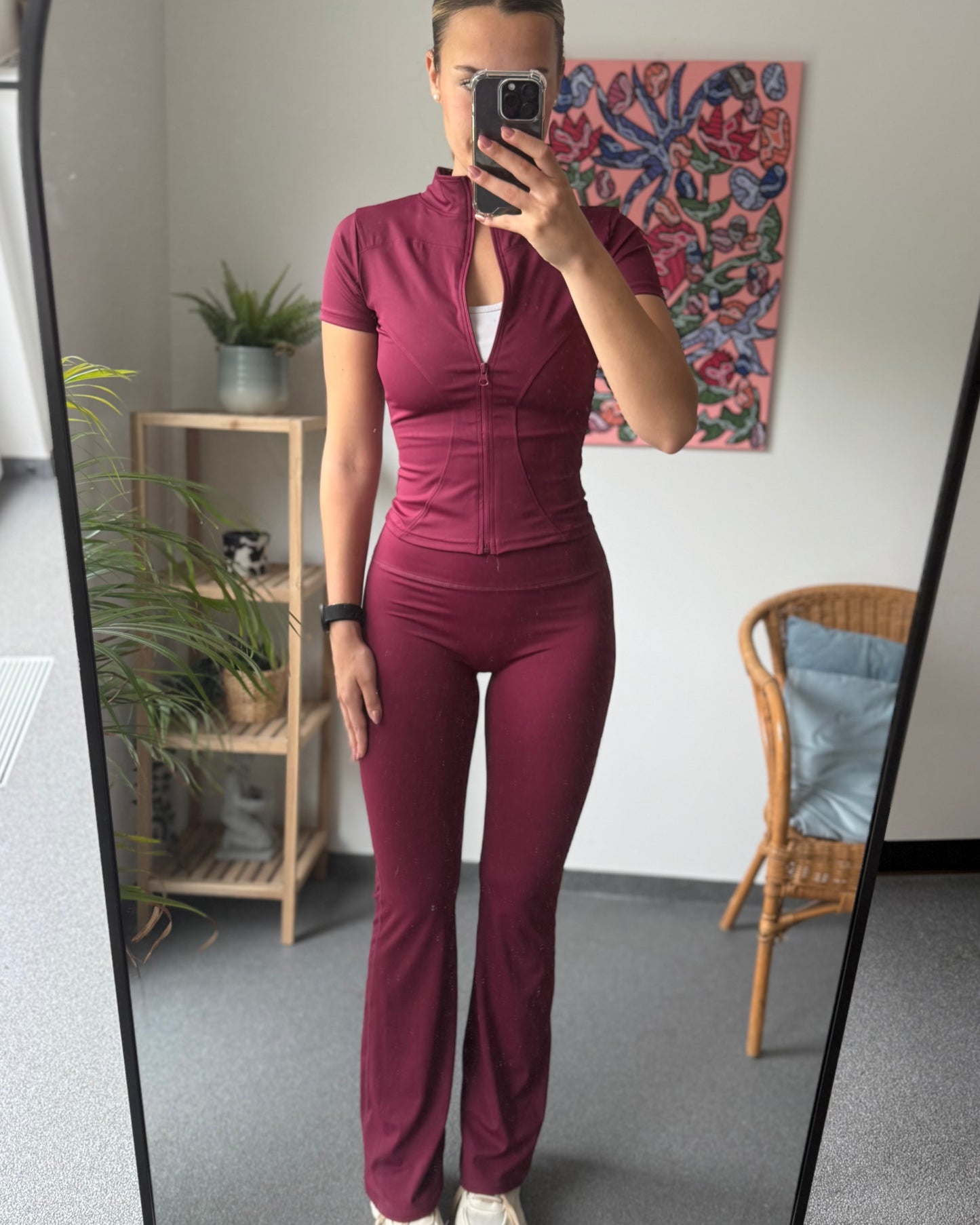 Ensemble de pilate bordeaux. Haut à manche courte aimée. Pantalon évasée avec ceinture gainante