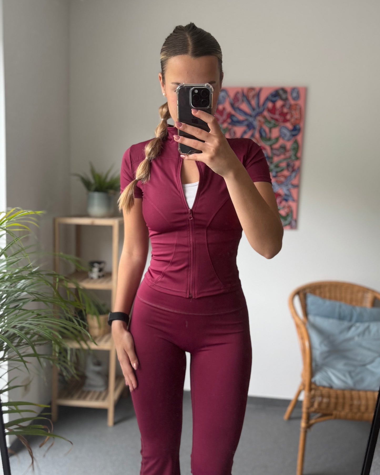 Ensemble de pilate bordeaux. Haut à manche courte aimée. Pantalon évasée avec ceinture gainante