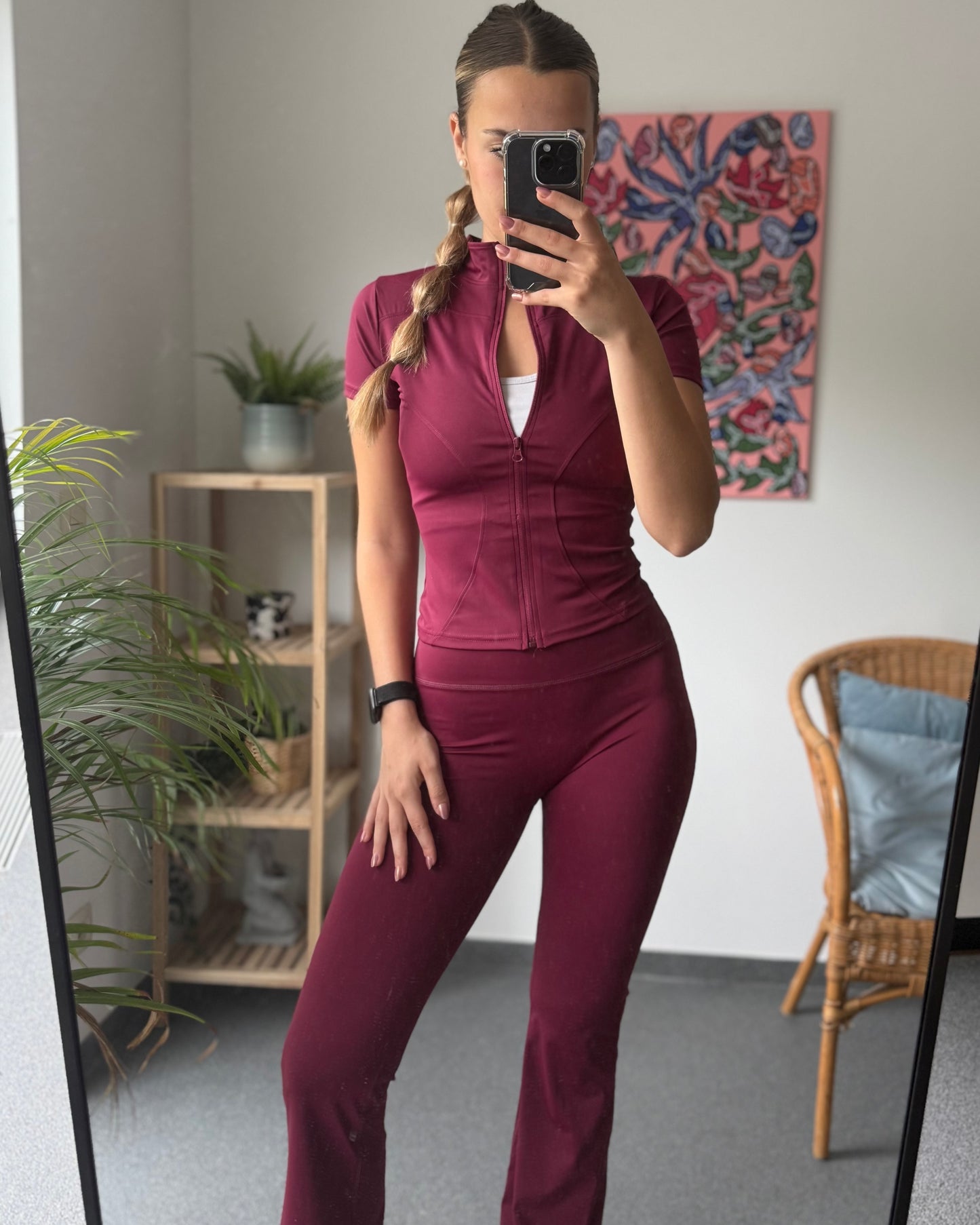 Ensemble de pilate bordeaux. Haut à manche courte aimée. Pantalon évasée avec ceinture gainante