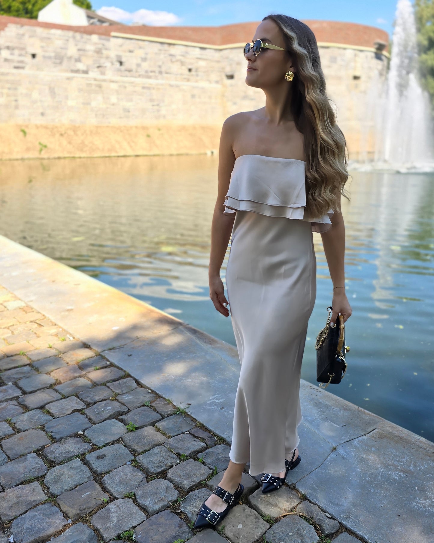 Robe dorée satinée avec volant au buste. Bandé anti-glisse. Longueur maxi.