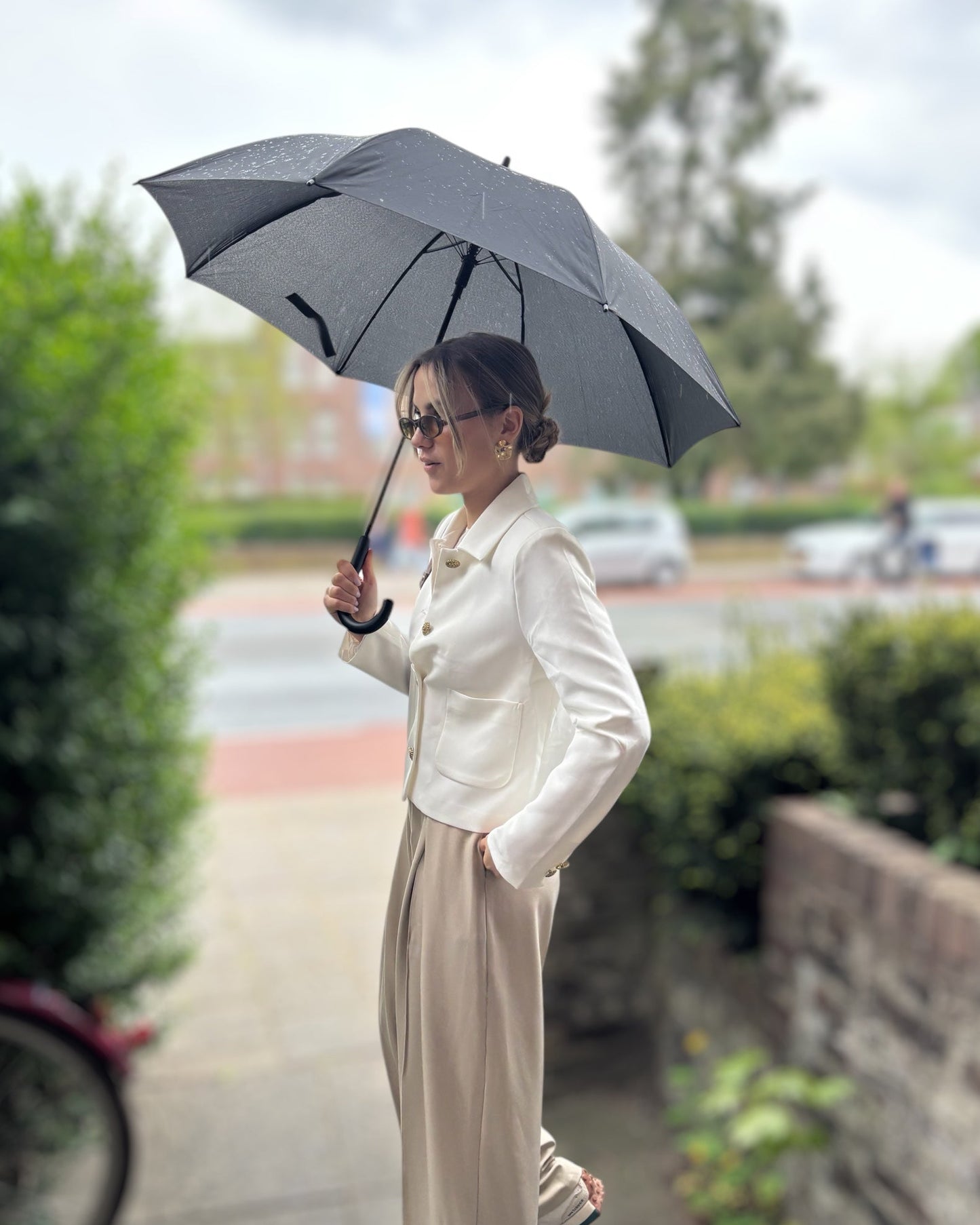 Veste blanche tailleur. Coupe droite légèrement cintrée. Fermeture avec des boutons dorés gravés et deux grandes poches à l’avant.