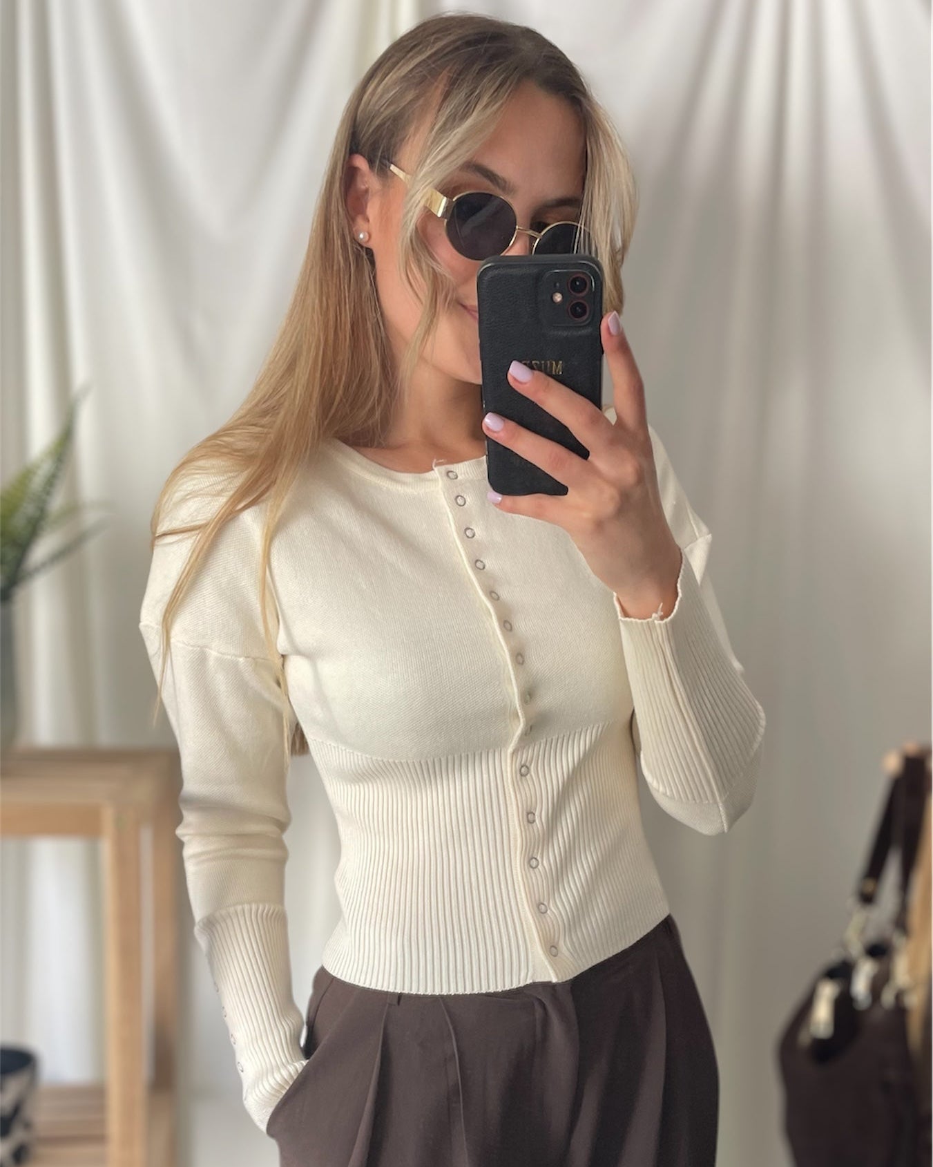 Cardigan jaune pastel en maille texturée avec un côté rond et une fermeture à boutons devant
