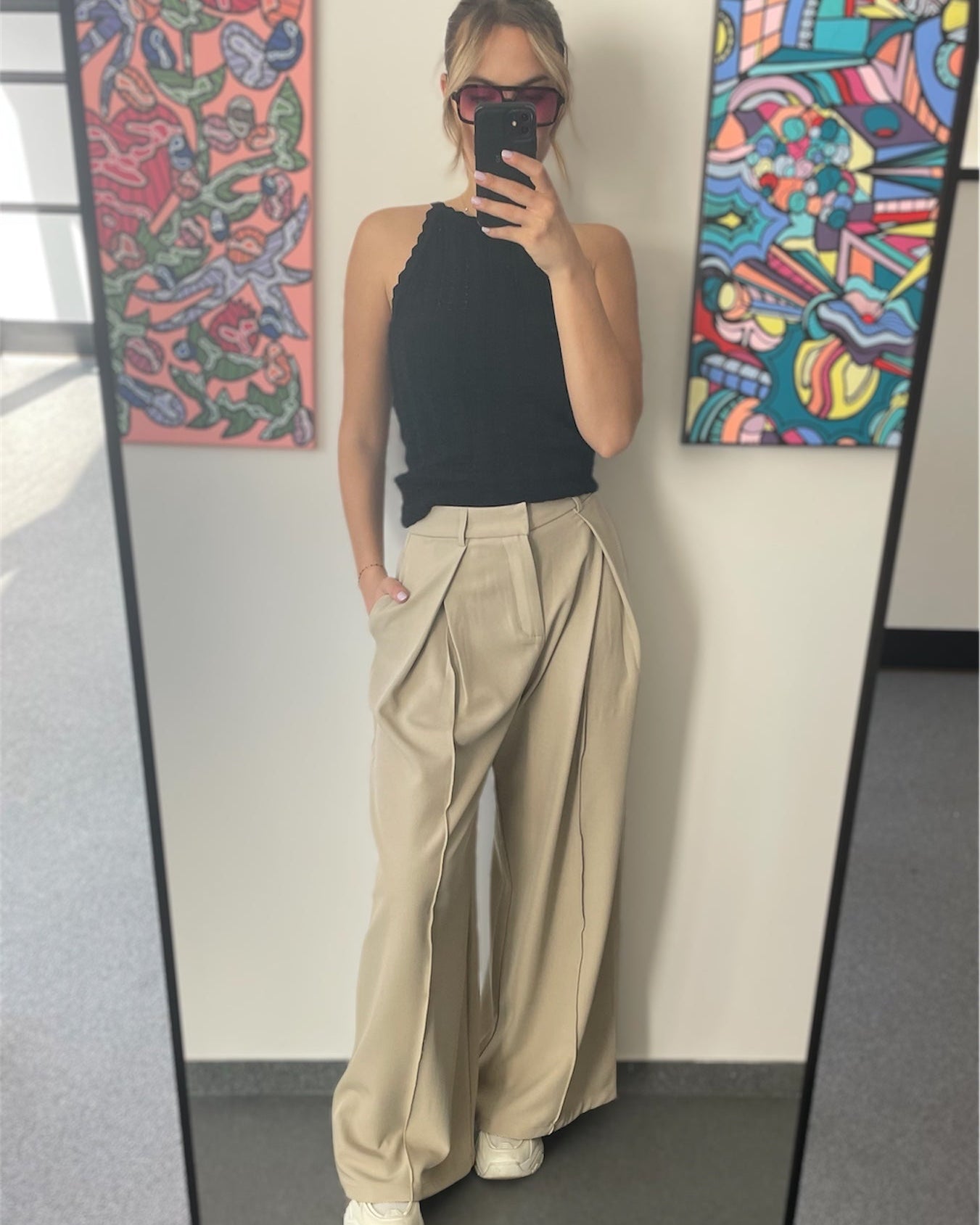 Pantalon tailleur beige taille haute. Coupe longue et fluide avec une fausse poche derrière.