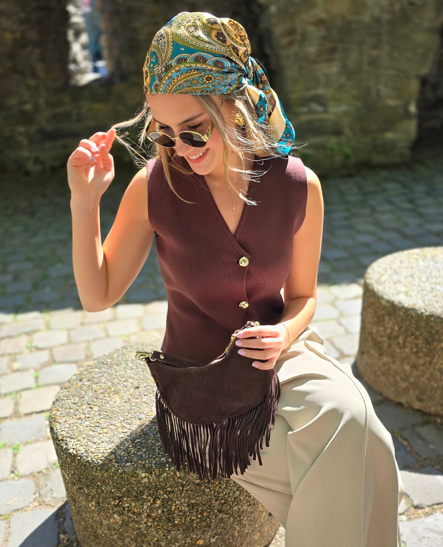 Sac à main en forme demi-lune 100% cuir de vachette. Avec des longues franges sur le bas et une bandoulière ajustable. Finitions dorées. 