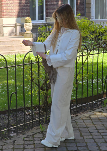 Pantalon beige en lin-coton. Taille haute élastiquéé, matière respirante et sans transparence. Coupe droite et large. 