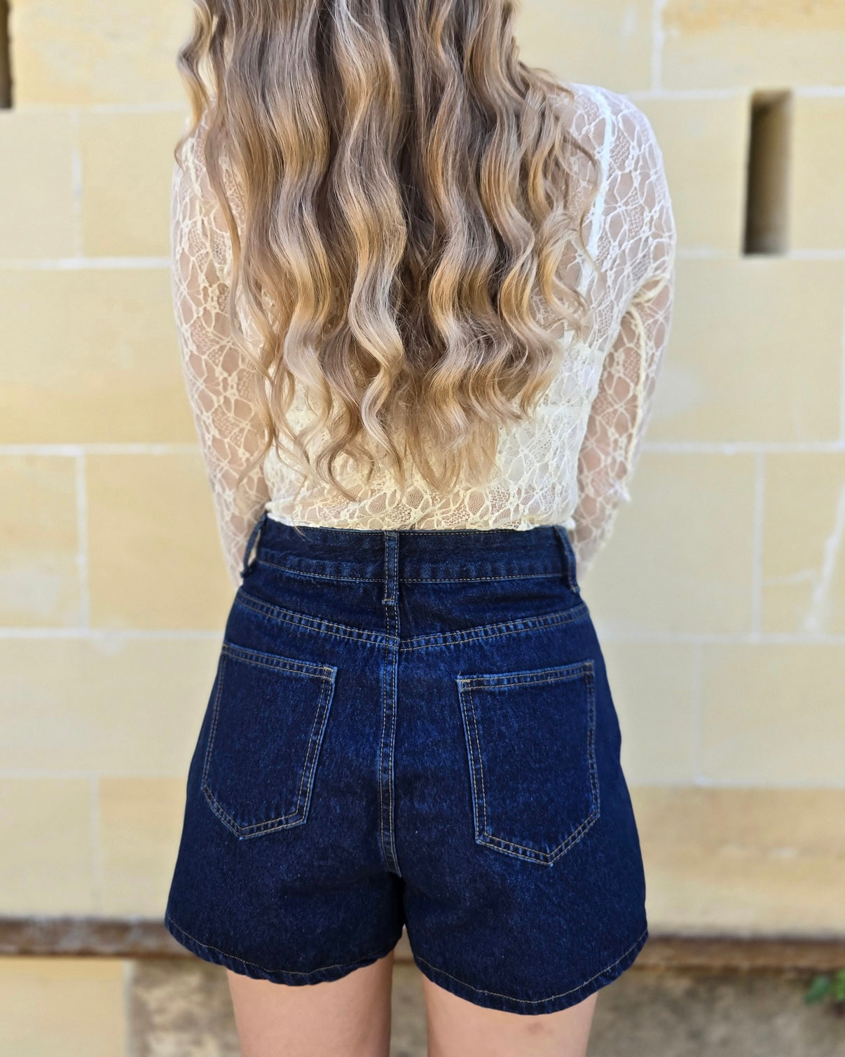 Jupe-short en jeans porte-feuille. 98% de coton. Short intégré. 