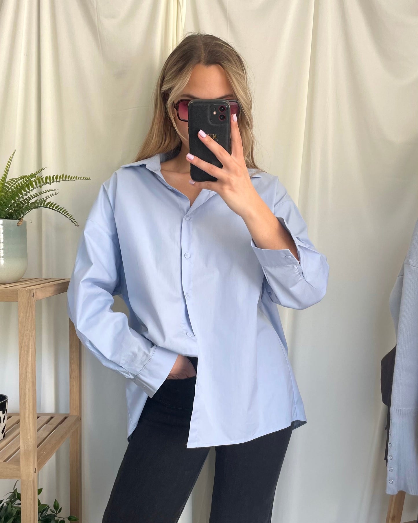 Chemise bleu 100% coton oversize avec un dos ouvert et des liens à nouer. 