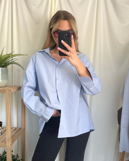 Chemise bleu 100% coton oversize avec un dos ouvert et des liens à nouer. 