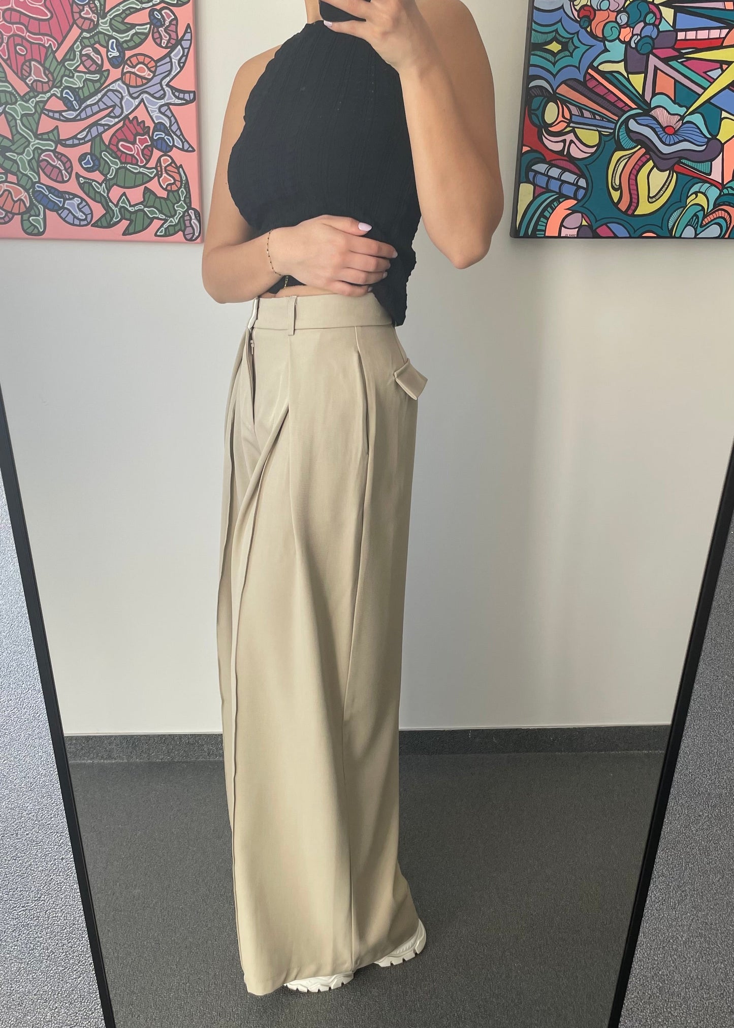 Pantalon tailleur beige taille haute. Coupe longue et fluide avec une fausse poche derrière. 