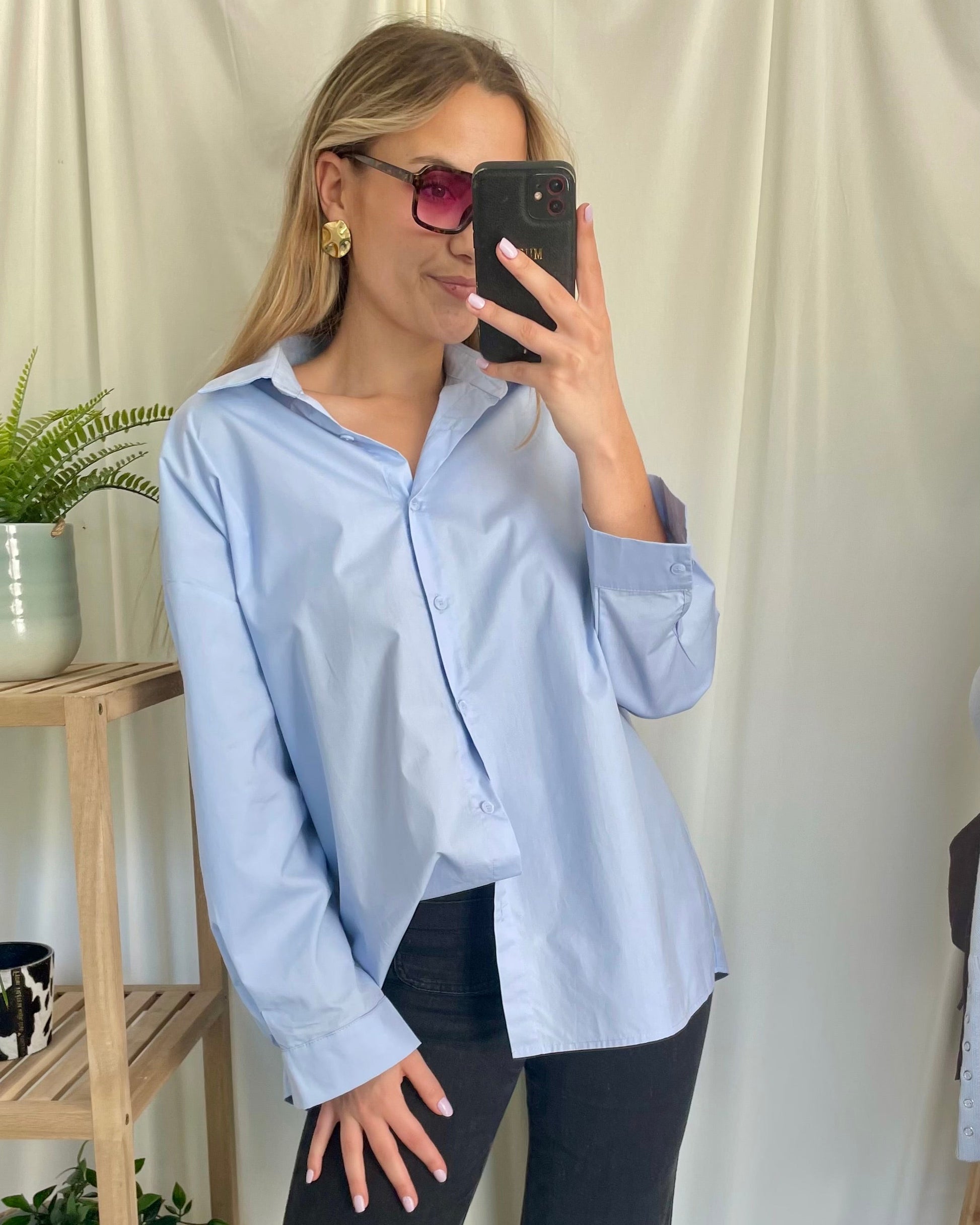Chemise bleu 100% coton oversize avec un dos ouvert et des liens à nouer. 