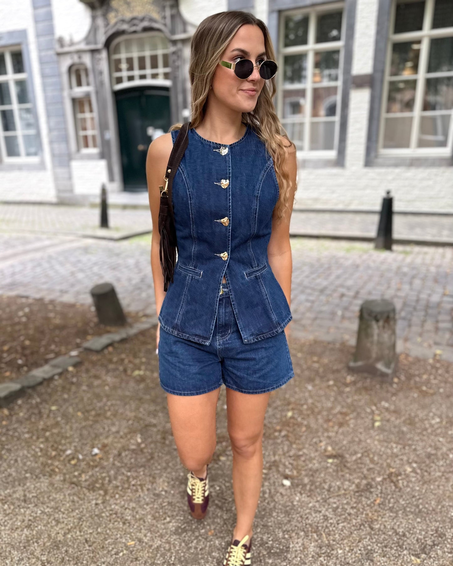 Short denim matière coton. Mi-long et poche à l’avant et à l’arrière. Coupe droite légèrement évasée. 