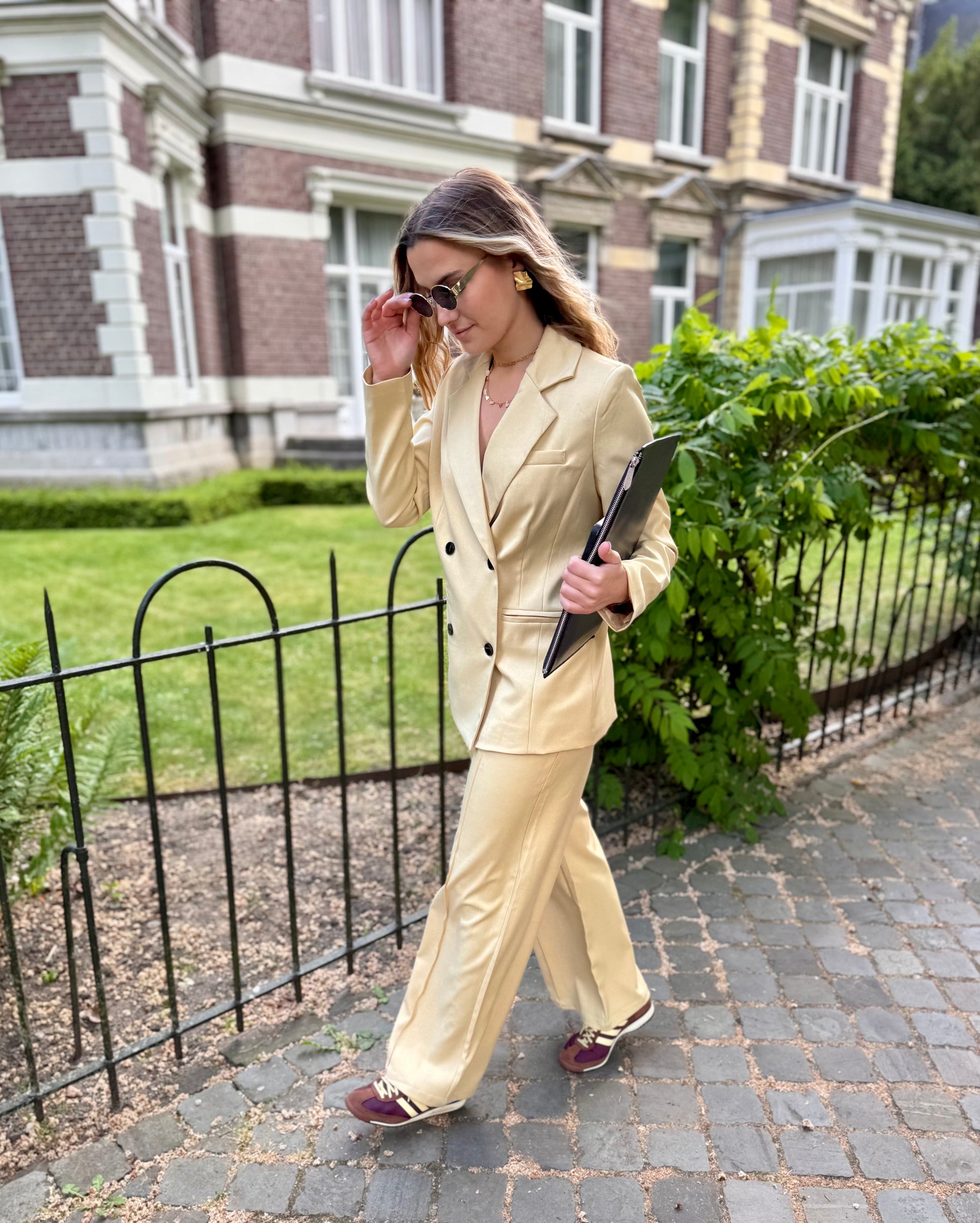 Pantalon jaune pastel de tailleur. Coupe longue et droite. Matière douce et légère. 