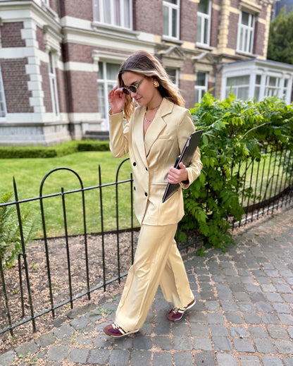 Pantalon jaune pastel de tailleur. Coupe longue et droite. Matière douce et légère. 