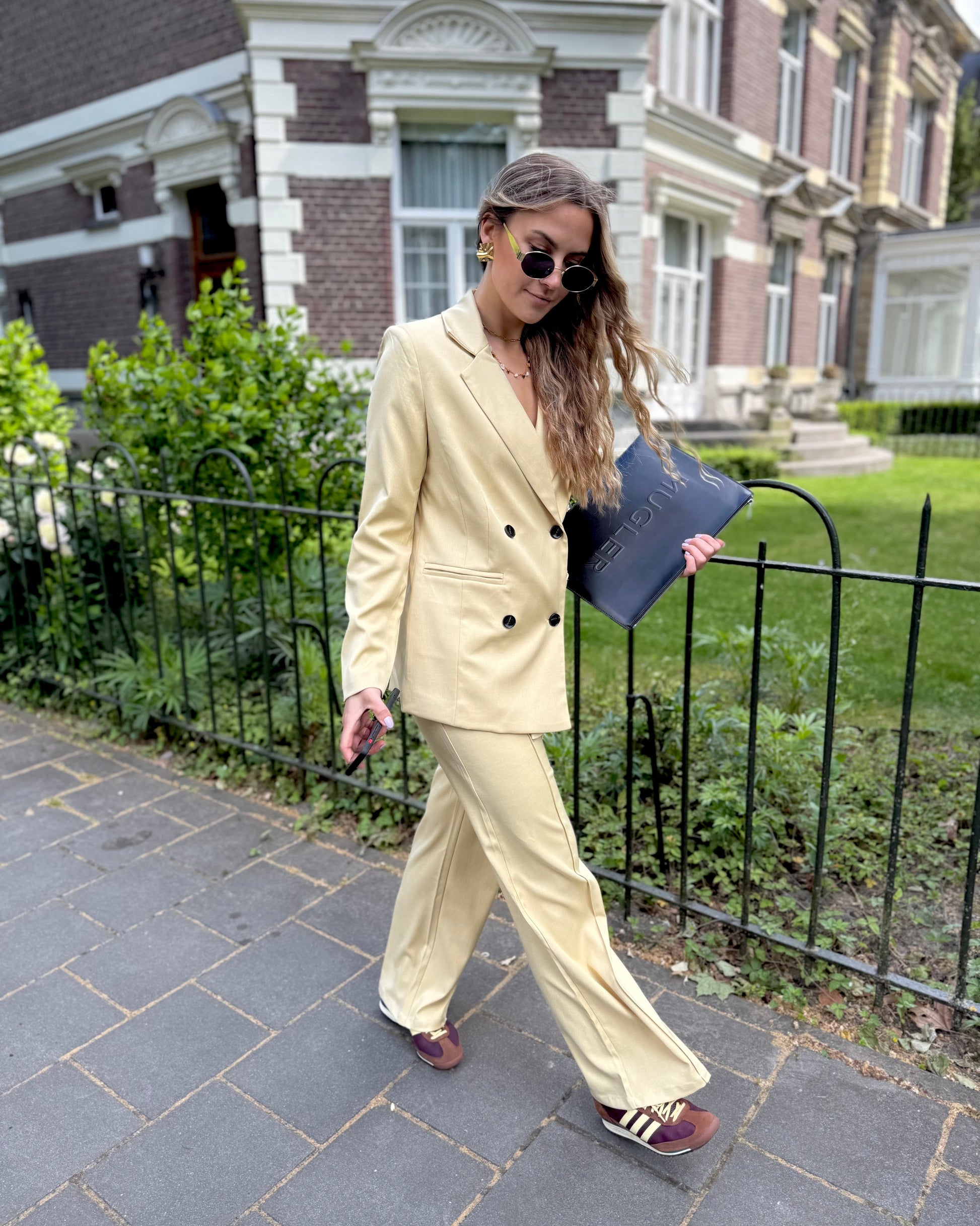 Pantalon jaune pastel de tailleur. Coupe longue et droite. Matière douce et légère. 