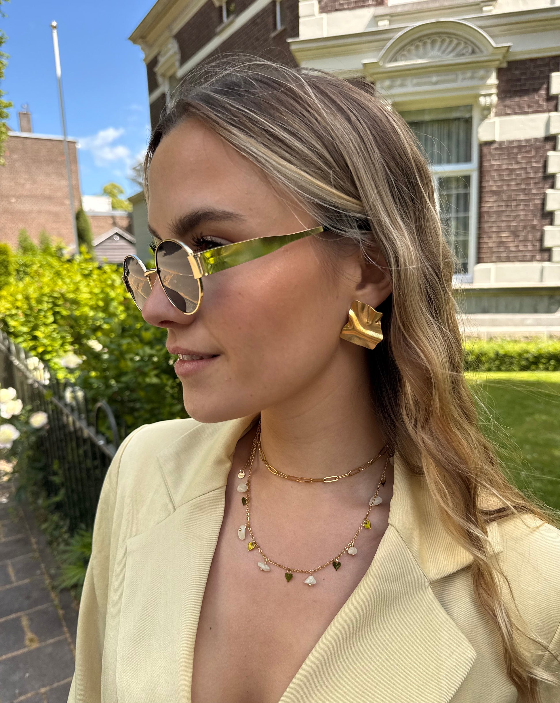 Collier double chaine en acier inoxydable. Une chaine dorée ajustable et une chaine avec des perles fantaisies crème. 