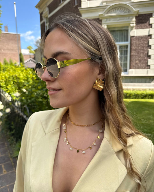 Collier double chaine en acier inoxydable. Une chaine dorée ajustable et une chaine avec des perles fantaisies crème. 