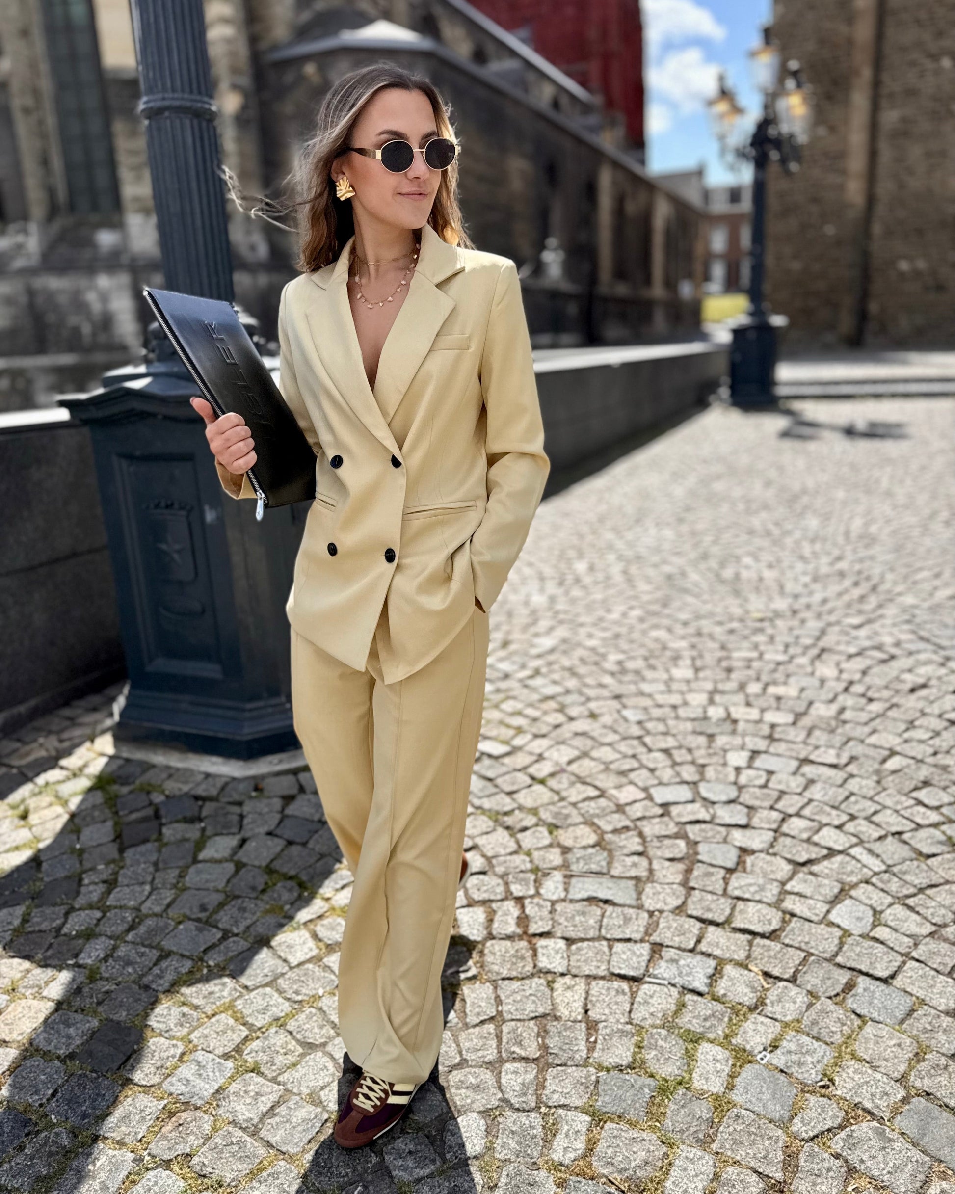 Pantalon jaune pastel de tailleur. Coupe longue et droite. Matière douce et légère. 