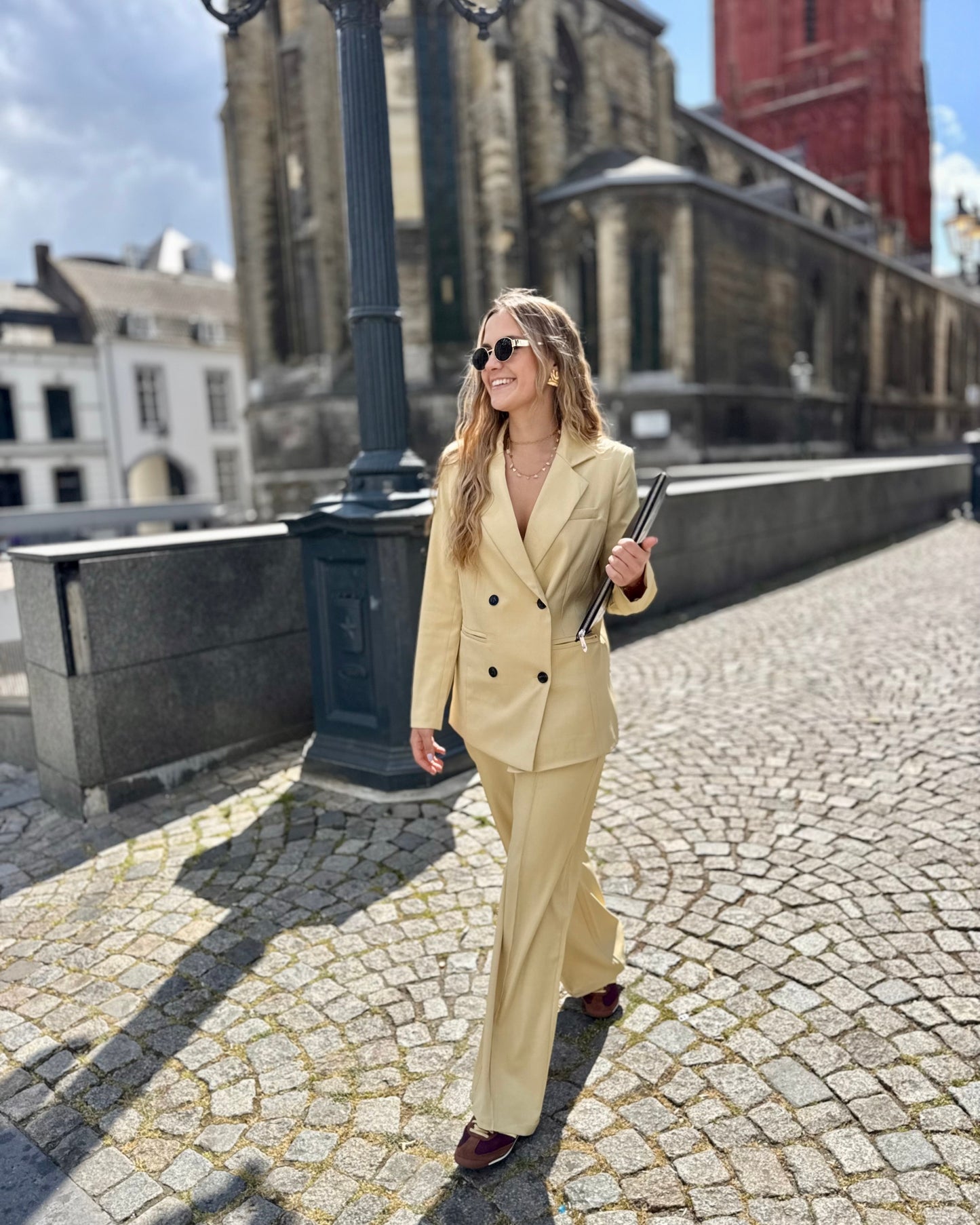 Pantalon jaune pastel de tailleur. Coupe longue et droite. Matière douce et légère. 