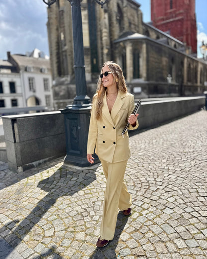 Pantalon jaune pastel de tailleur. Coupe longue et droite. Matière douce et légère. 