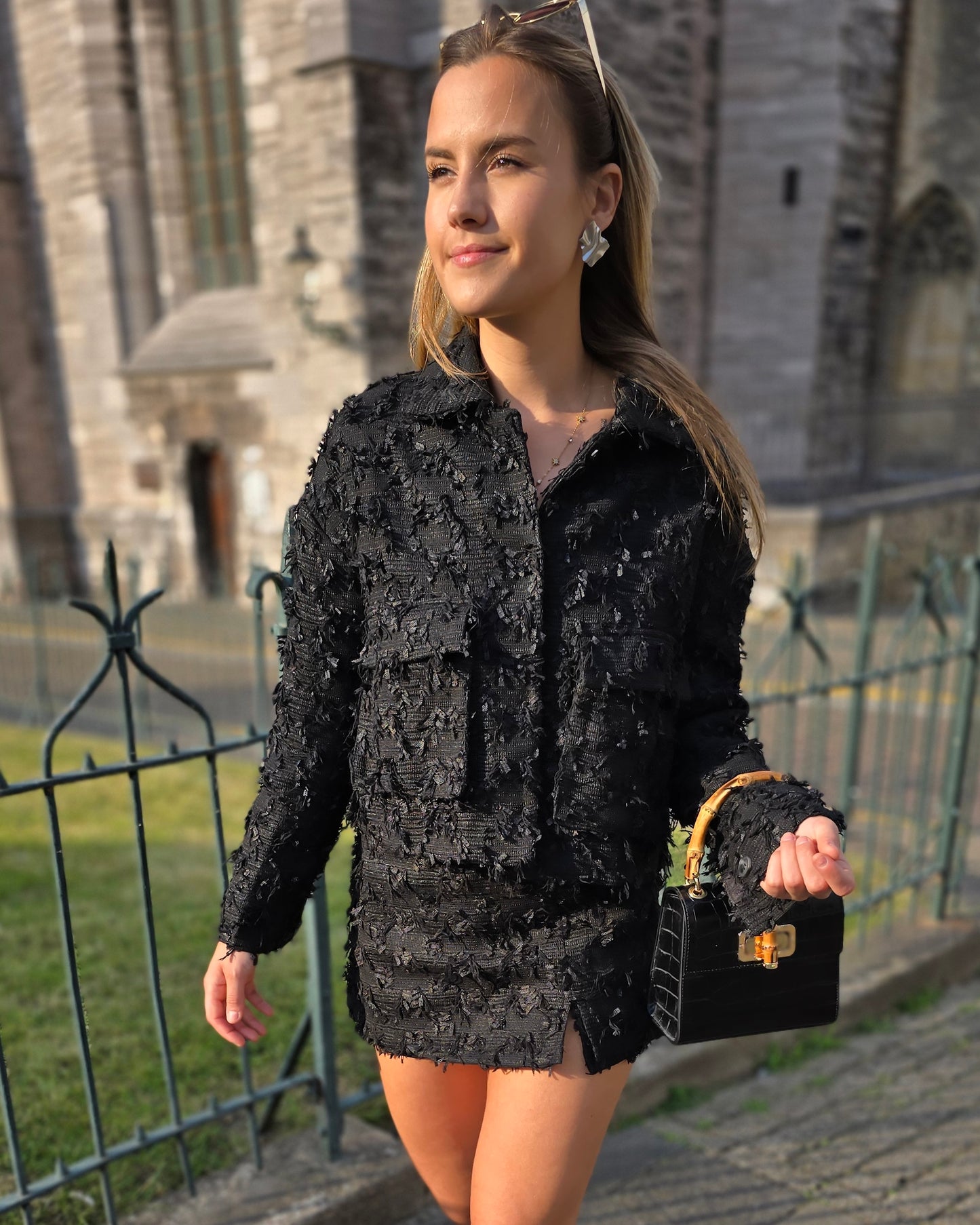 Veste noire en tweed avec deux poches à l’avant. Matière épaisse. Short noir assorti