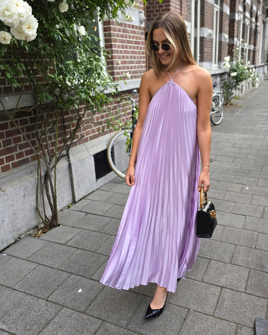 Robe longue mauve plissée avec dos nus. Se noue à la nuque. Effet satiné. 