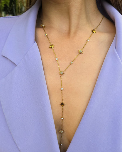 Collier doré en Y. Avec des strasses en formes d’étoiles. Longueur décolleté. 