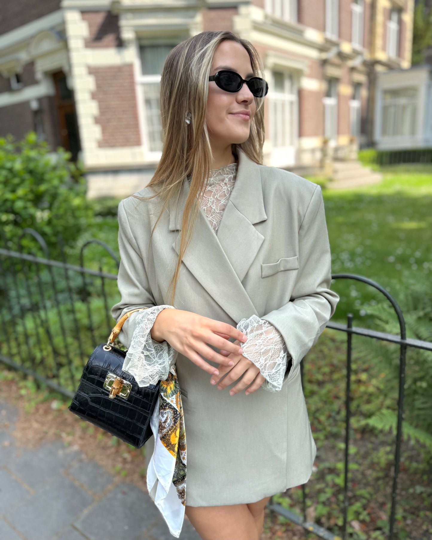 Blazer oversize couleur tillleul.Forme croisée et fausses poches à l’avant. 