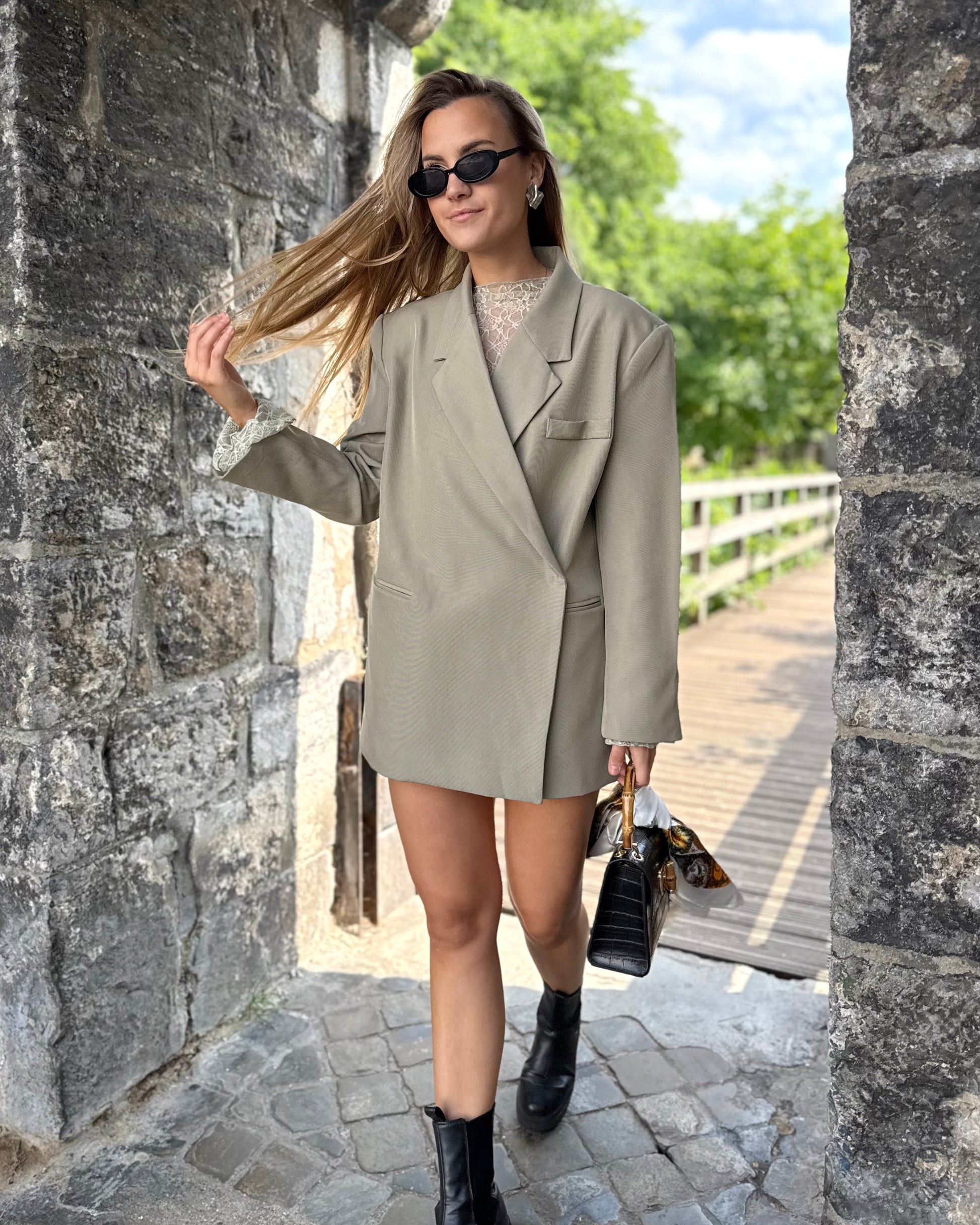 Blazer oversize couleur tillleul.Forme croisée et fausses poches à l’avant. 