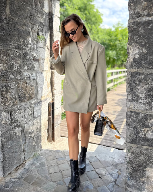 Blazer oversize couleur tillleul.Forme croisée et fausses poches à l’avant. 