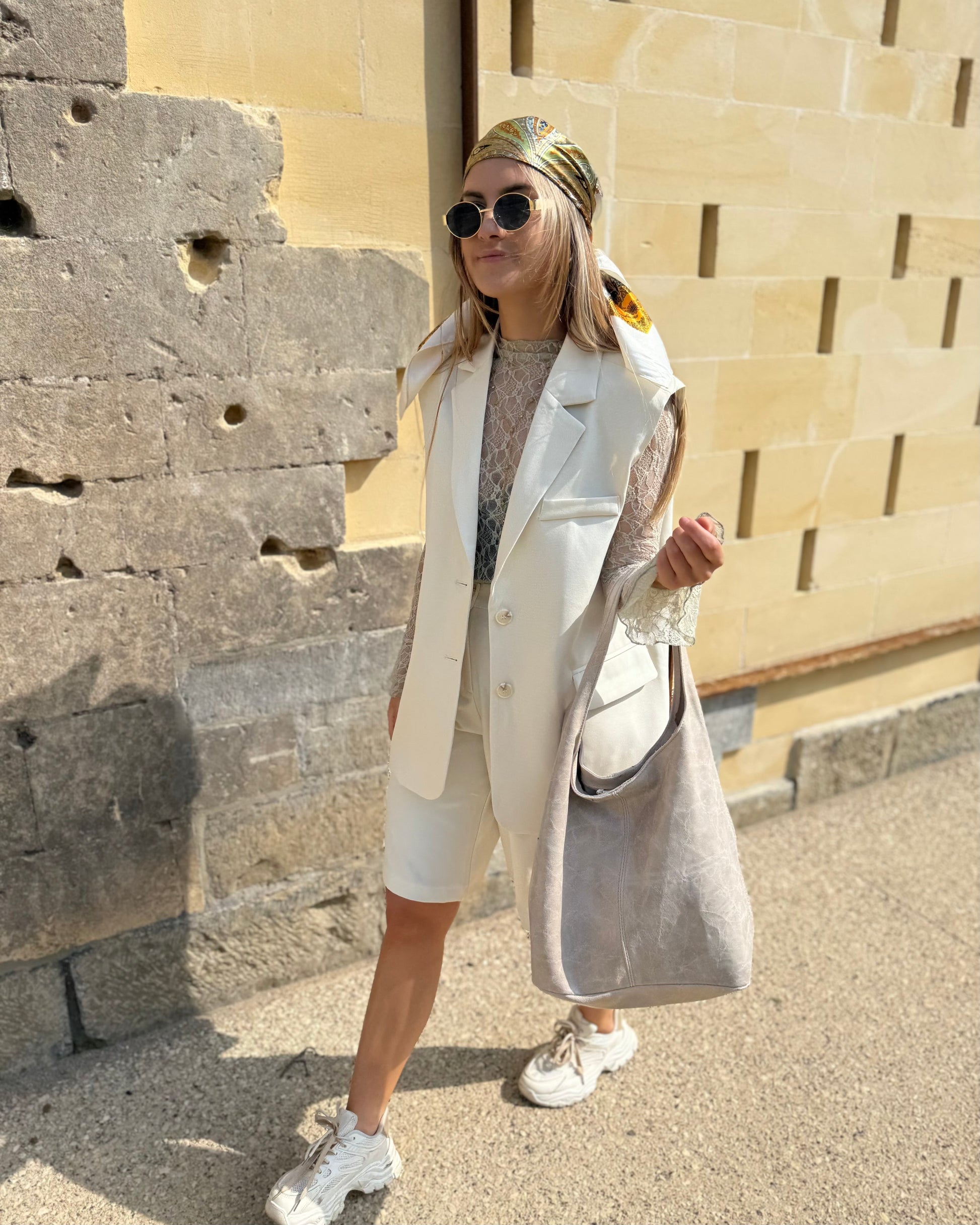 Grand sac caba beige fluide et souple. En cuir de vachette. Grand compartiment. 