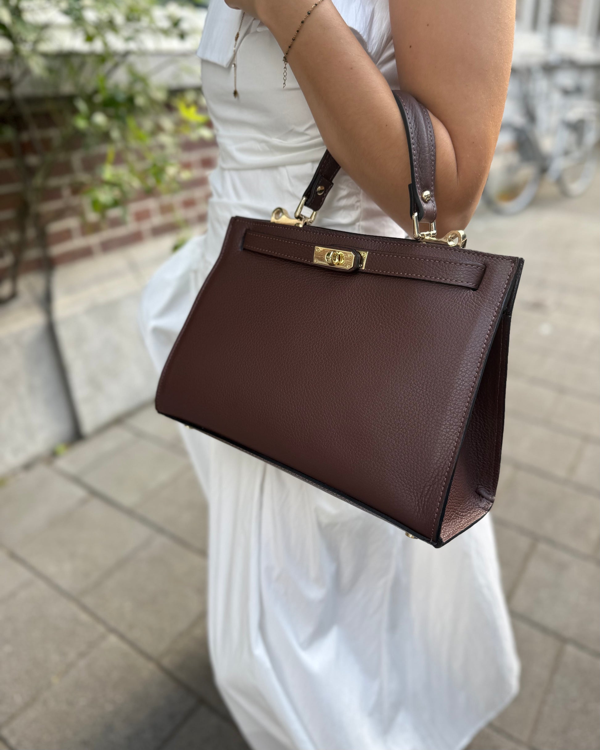 Sac couleur moka taille moyenne. En cuir de vachette. Petite sangle devant. 