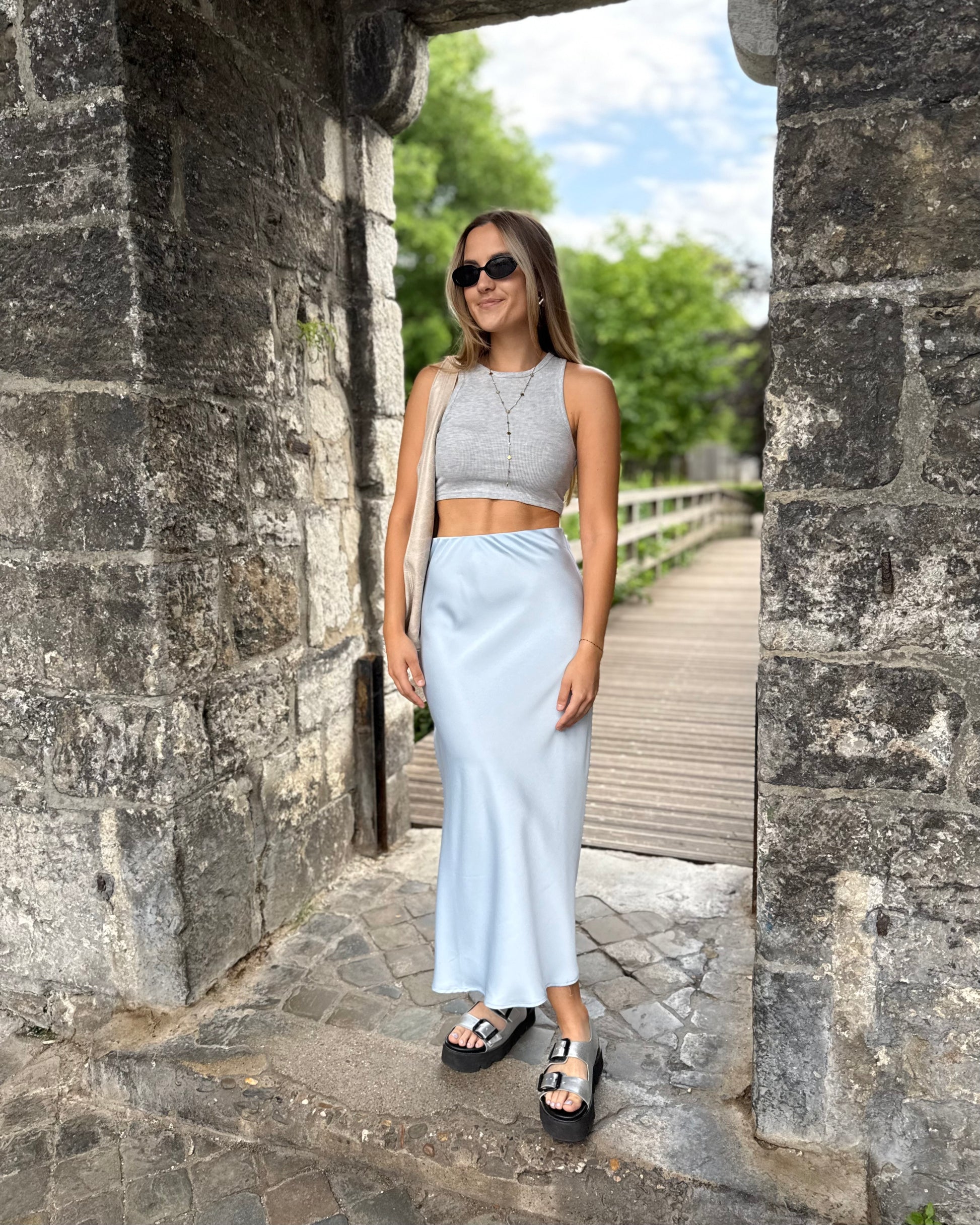 Jupe longue satinée bleu ciel. Sans fente et élastique à la taille. 