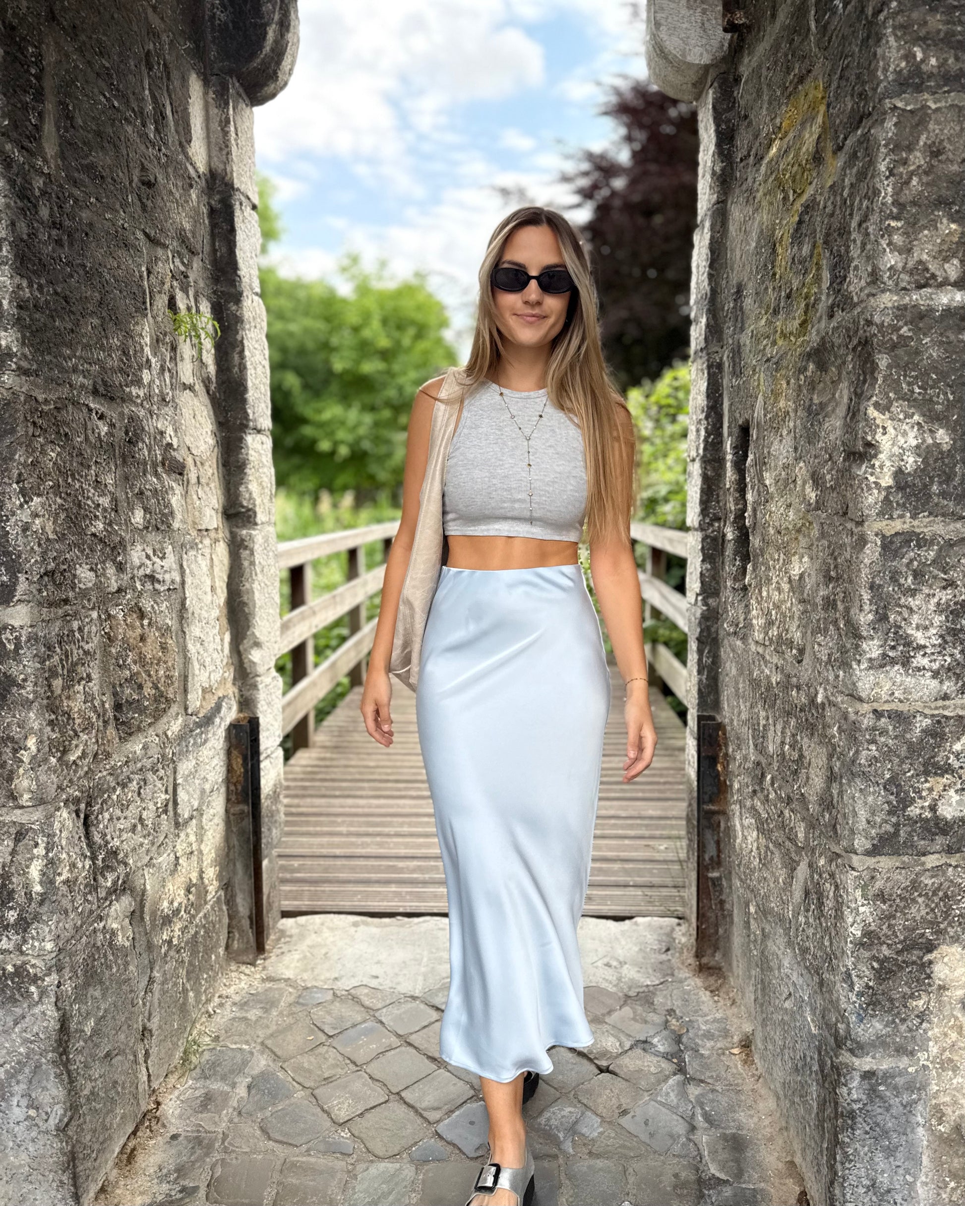 Jupe longue satinée bleu ciel. Sans fente et élastique à la taille. 