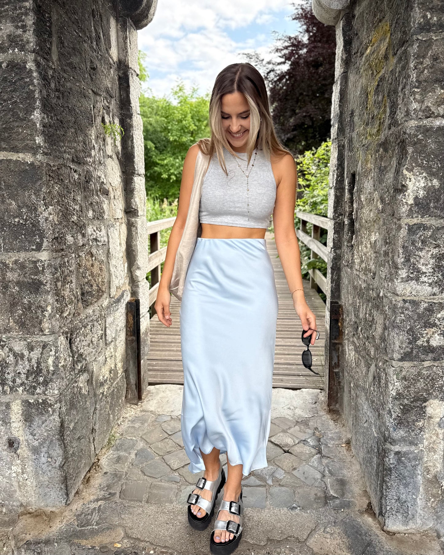 Jupe longue satinée bleu ciel. Sans fente et élastique à la taille. 