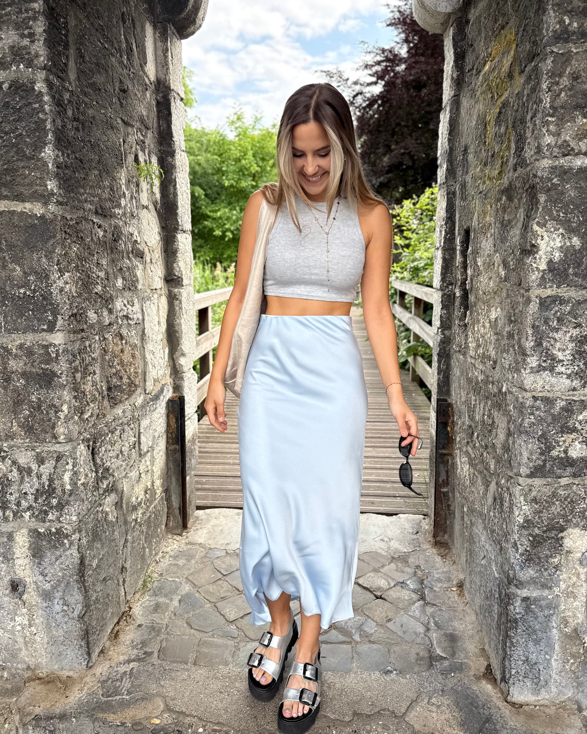 Jupe longue satinée bleu ciel. Sans fente et élastique à la taille. 