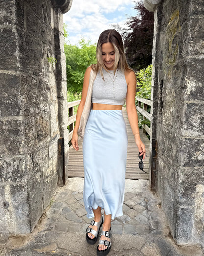 Jupe longue satinée bleu ciel. Sans fente et élastique à la taille. 