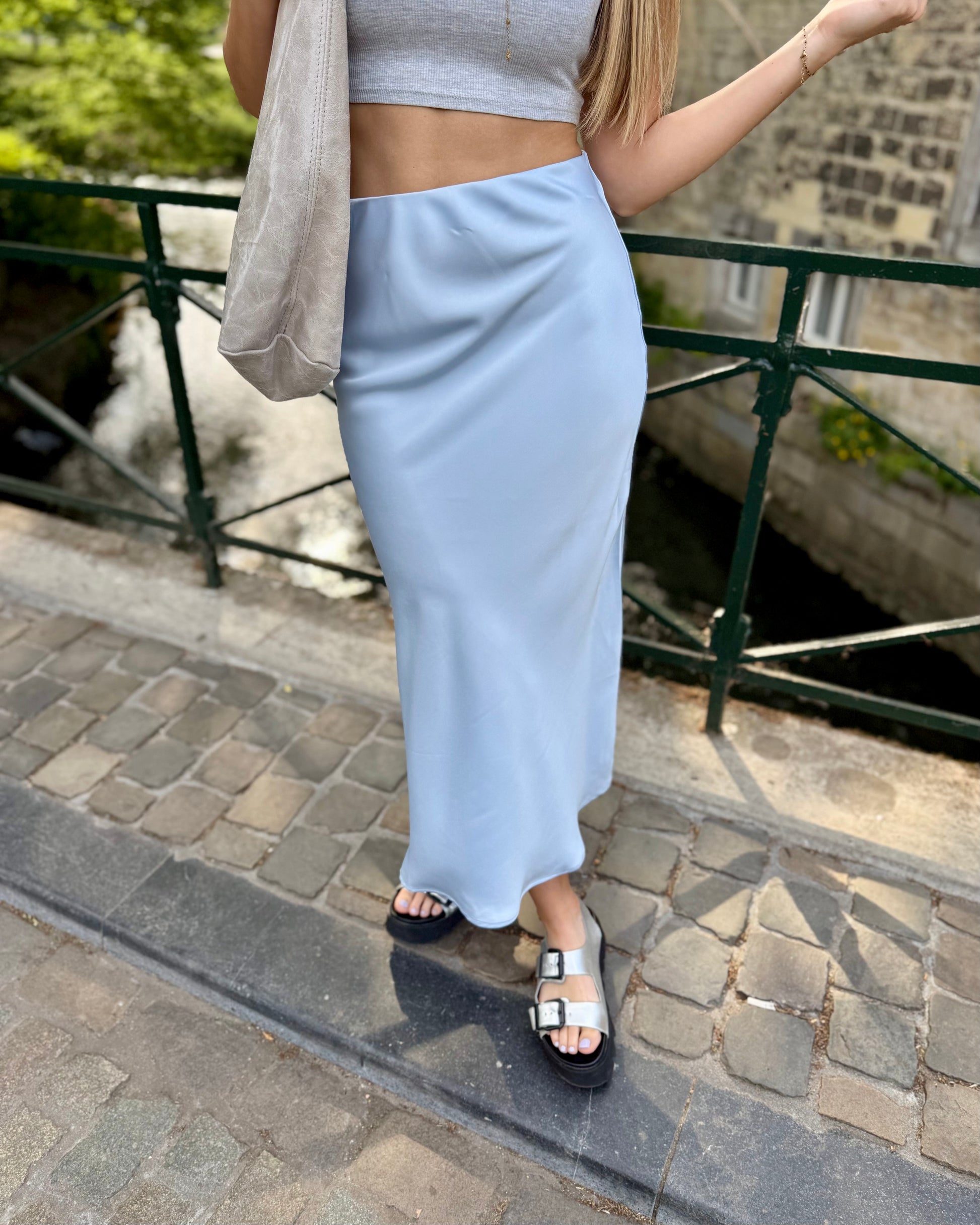 Jupe longue satinée bleu ciel. Sans fente et élastique à la taille. 