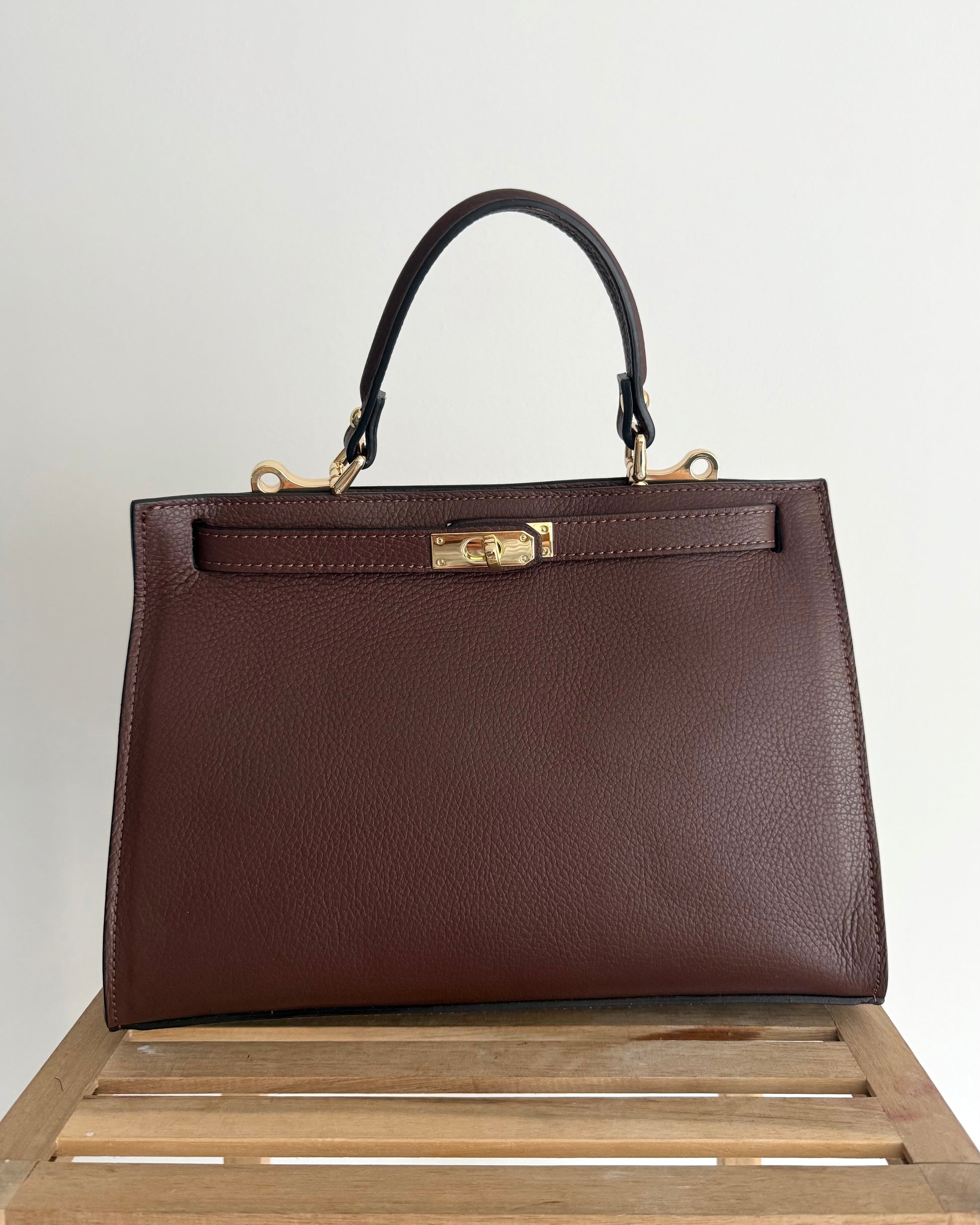 Sac couleur moka taille moyenne. En cuir de vachette. Petite sangle devant. 