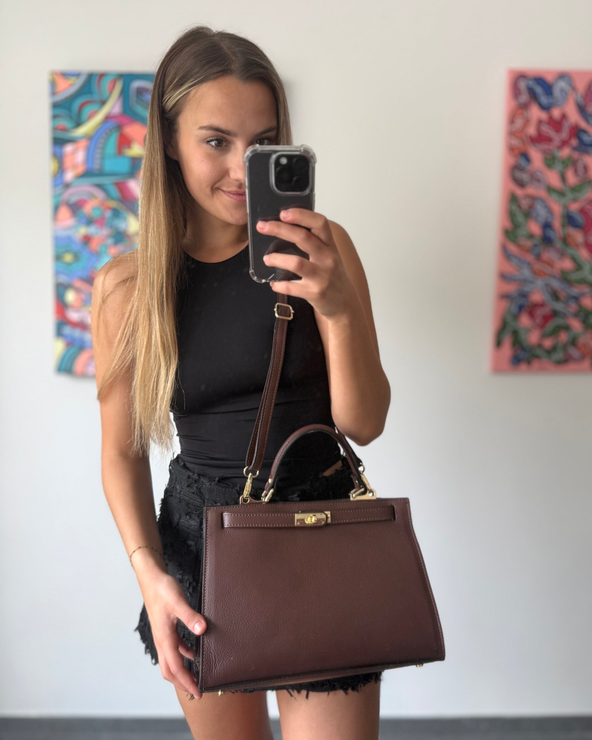 Sac couleur moka taille moyenne. En cuir de vachette. Petite sangle devant. 