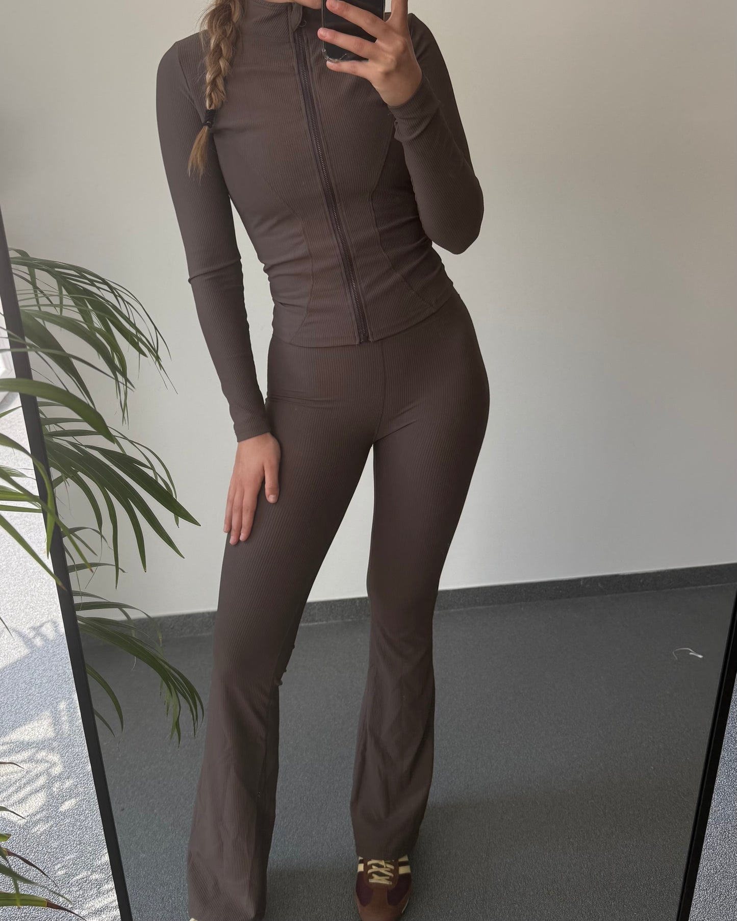 Femme en ensemble chocolat MUZE, coupe flatteuse et matière douce, idéale pour bouger avec style.