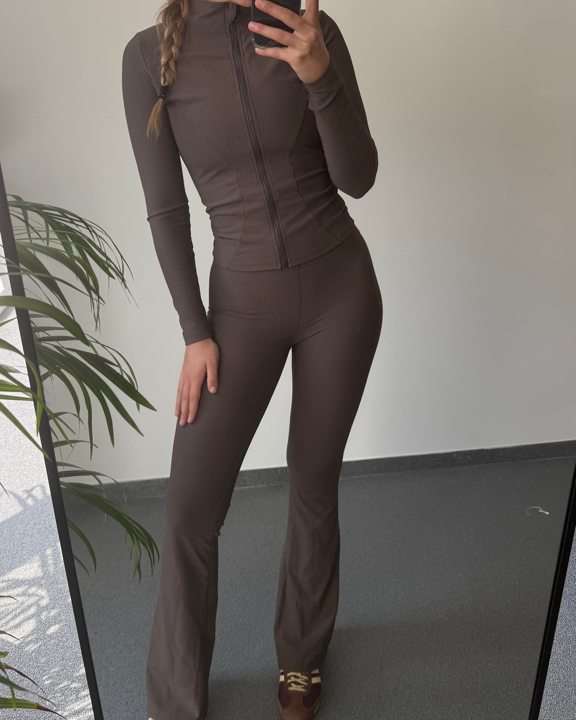 Femme en ensemble chocolat MUZE, coupe flatteuse et matière douce, idéale pour bouger avec style.